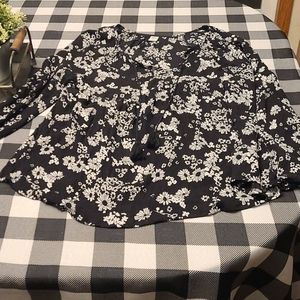 Long sleeve black and white top